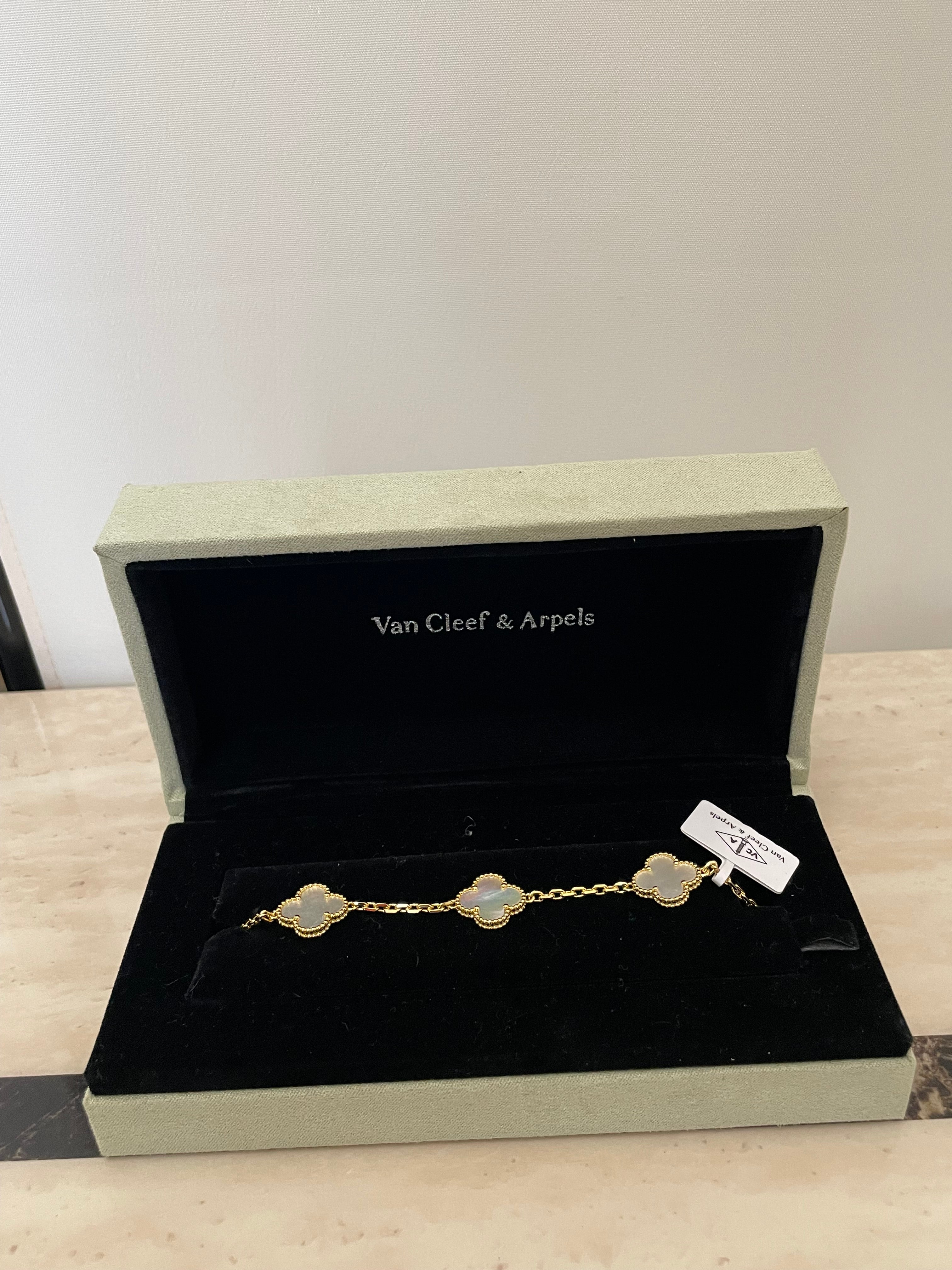 VCA bracelet (white)